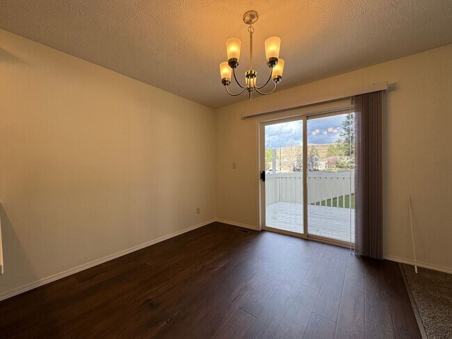 Building Photo - Delightful 2 Bed, 2 Bath Duplex near River...