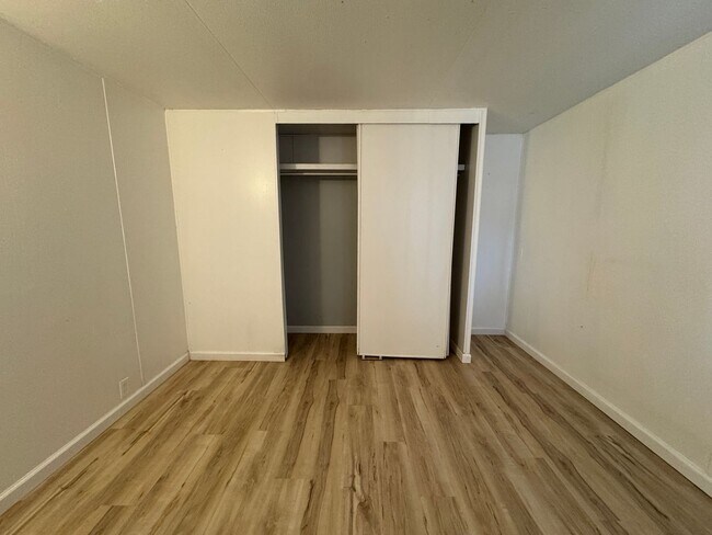 Building Photo - 2BR Mobile Unfurnished recent remodel/Refr...