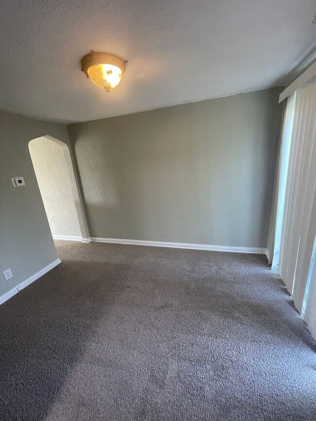 Building Photo - Townhouse on Spacious Corner Lot