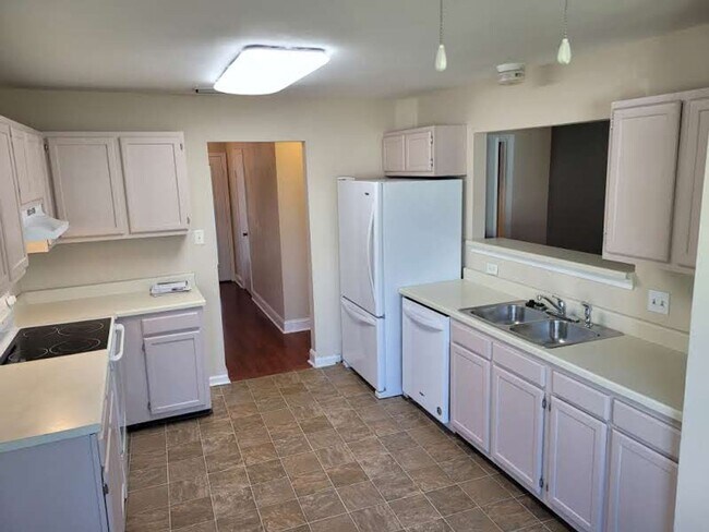 Building Photo - Ocean Lakes Single Family Home Ready for Move In!