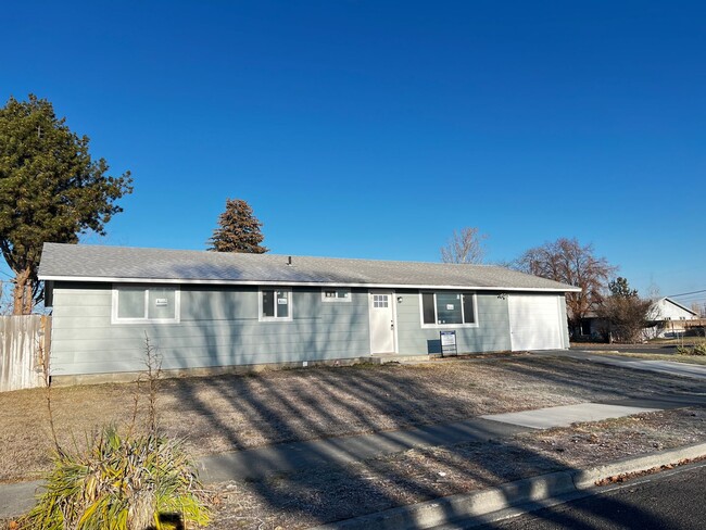 Primary Photo - Newly Renovated 4 Bedroom Home