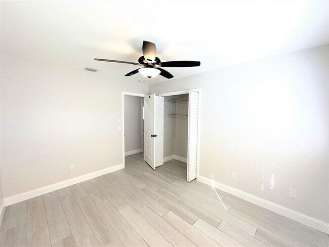 Building Photo - ** CENTRAL NAPLES ** 3 BED + DEN / 2 BATH ** GARAGE - NO HOA! ** ANNUAL RENTAL **