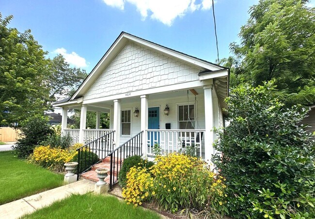 Building Photo - Gorgeous 3 Bedroom Cottage Style Home