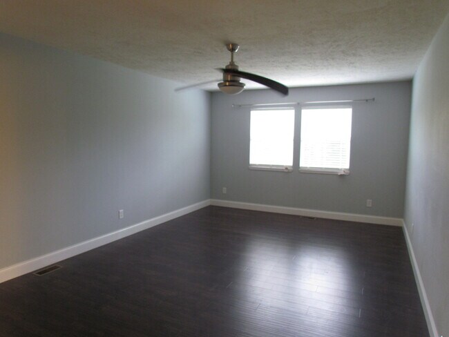 Building Photo - Available August 7th!! Laquey Schools!