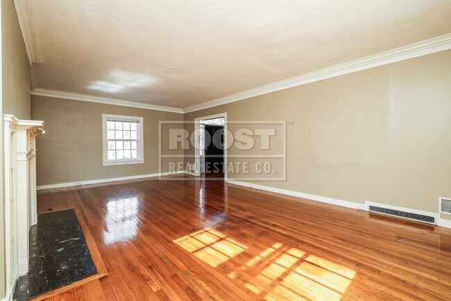 Building Photo - 4 bed 2.5 Bath Single Family Home Available in Dayton