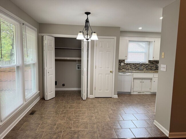 Building Photo - Sango! Partial Brick home with 3 bedrooms,...