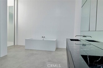 Building Photo - 838 Kings Rd