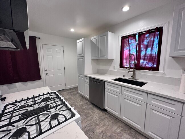 Building Photo - 45322 Saigon Ave