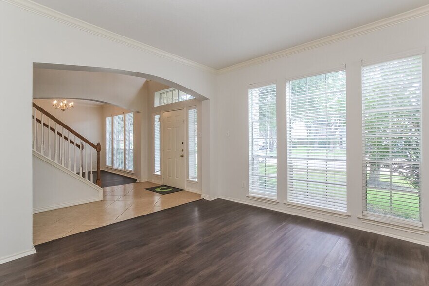 Building Photo - 17902 Scenic Oaks Dr