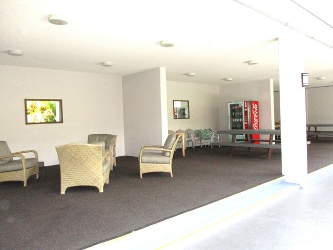 Building Photo - 1556 Piikoi St