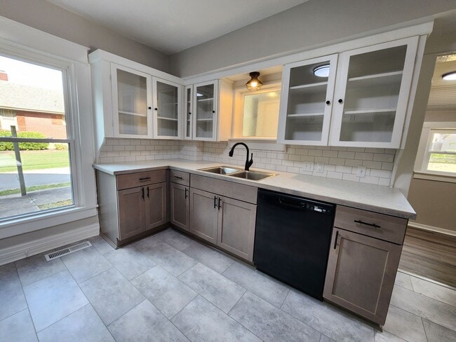 Building Photo - Spacious 5-Bedroom, 2-Bathroom Home AVAILA...