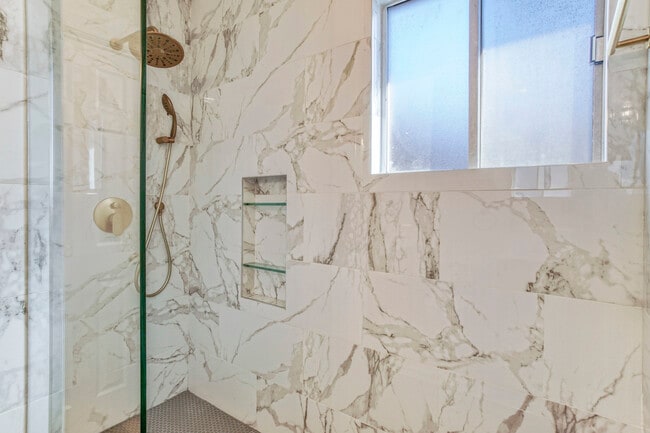 Building Photo - 1524 E Mariposa Ave