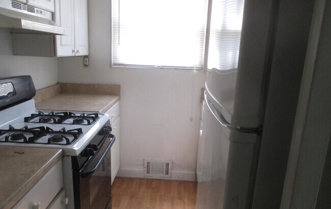 Building Photo - 902 7th St