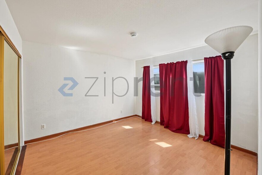 Building Photo - Unit 3