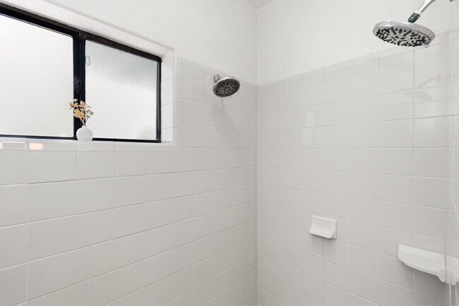 Building Photo - 10213 S Del Rey Dr