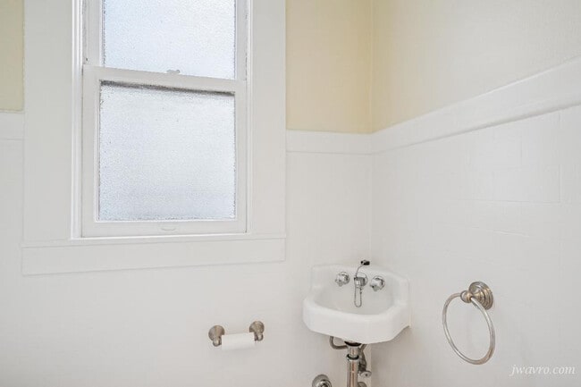 Building Photo - 342 4th Ave