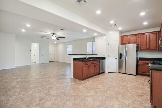 Building Photo - 4 Bedroom single family home in Phoenix