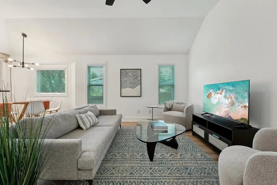 Building Photo - Room in House on Rosewood Ct