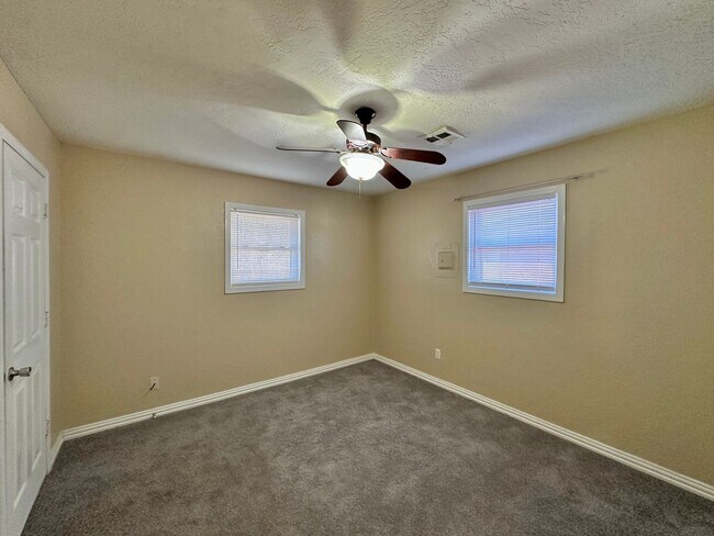 Building Photo - 4 Bedroom