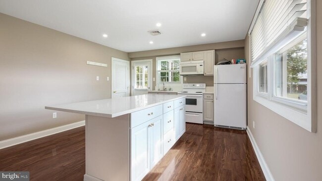 Building Photo - 1732 Creek Rd