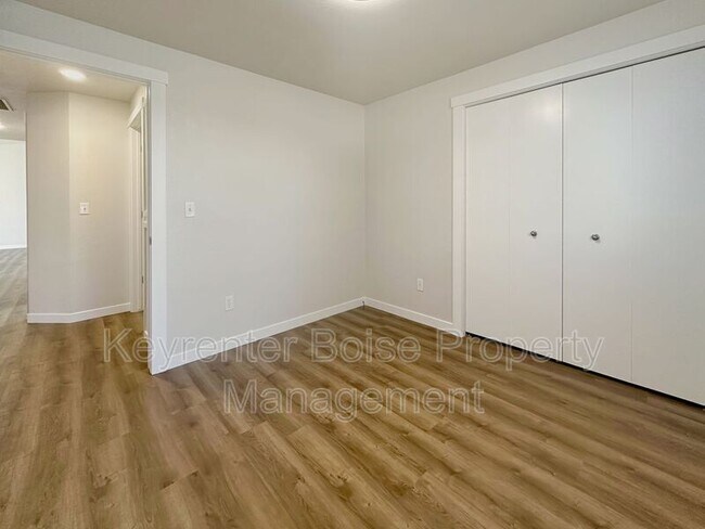 Building Photo - 1350 W Yost Ct
