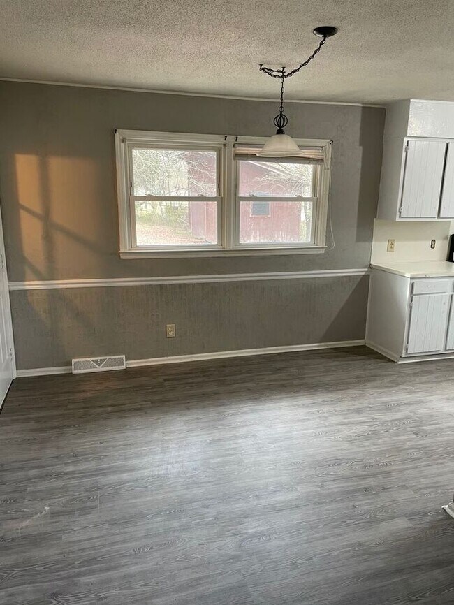 Building Photo - Split Level 3 bedroom 2 bath house with shed