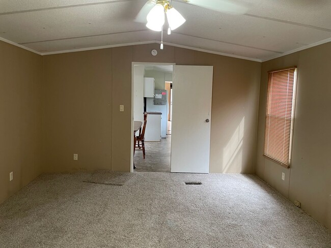 Building Photo - 2 bed, 2 bath mobile home located in the D...