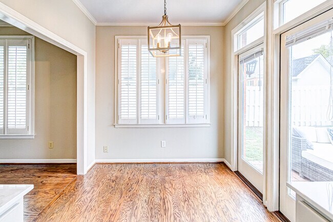 Building Photo - 8141 Oak Alley