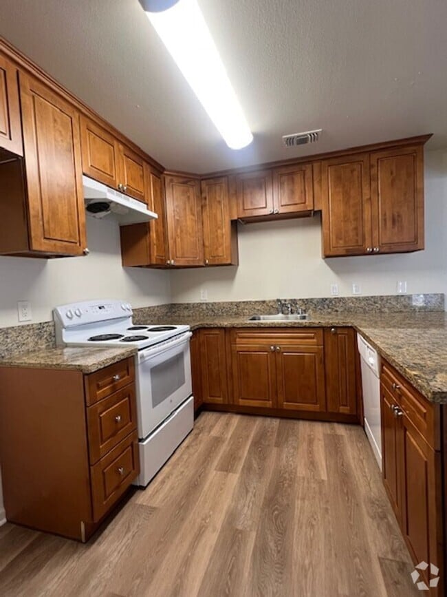 Building Photo - REMODELED 2 BED DUPLEX WITH PRIVATE YARD!!