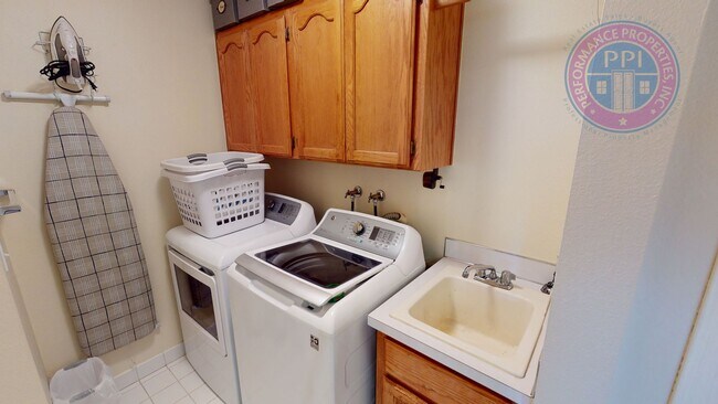 Building Photo - Gorgeous Single Level Home in Sought After...