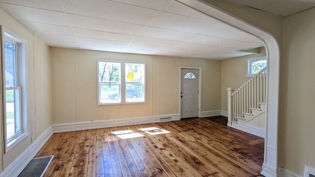 Building Photo - 384 Iona Ave