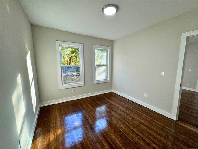 Building Photo - Single Family House in Derby- 3 Bed 2 bath