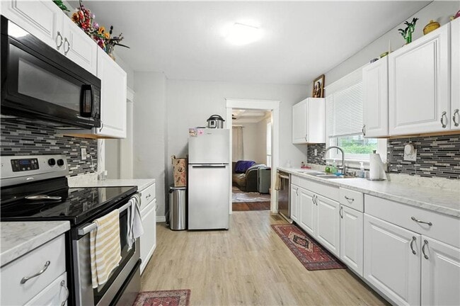 Building Photo - Great 2 bedroom 2 FULL bathrooms remodeled...