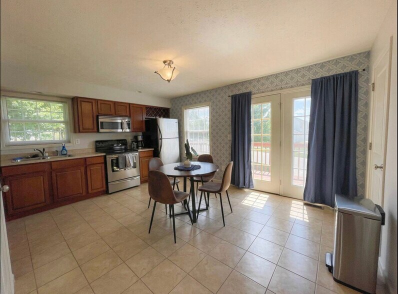 Building Photo - 1698 W Sunstone Dr