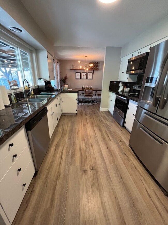 Building Photo - ? **Charming Single-Level Home Just Minute...