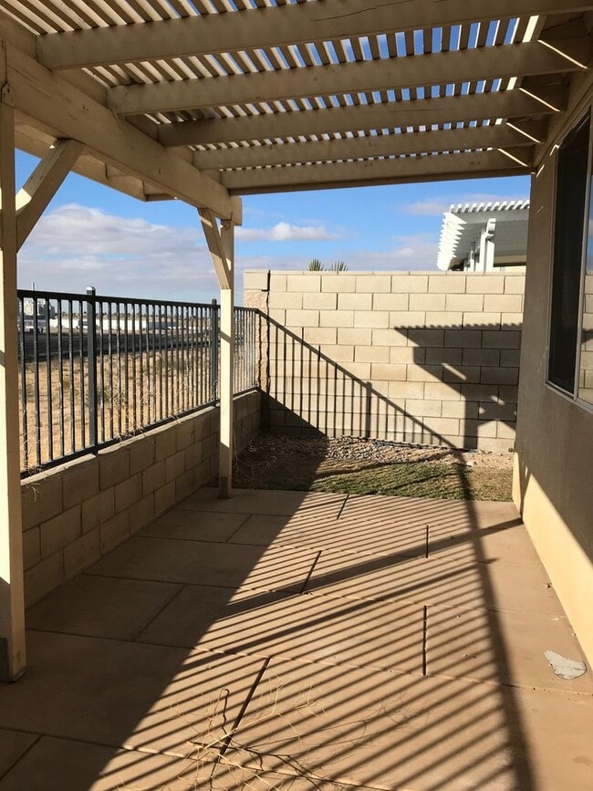 Building Photo - 3 BEDROOM VICTORVILLE HOME IN SPRING VALLE...