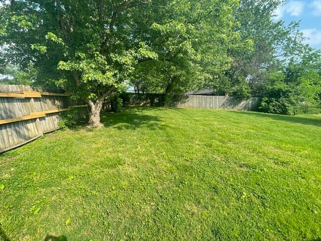 Building Photo - Hendersonville home off New Shackle!