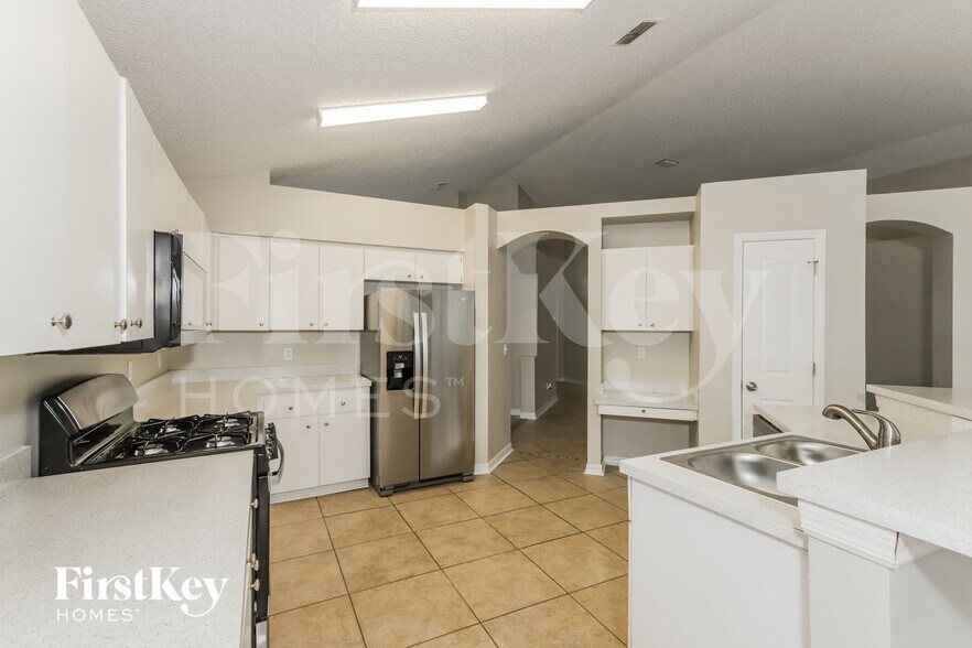 Building Photo - 1403 Scotch Pine Dr