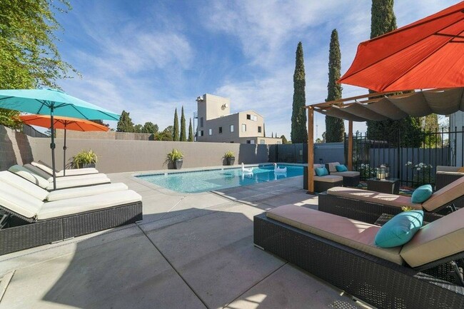 Building Photo - Elements at 1600