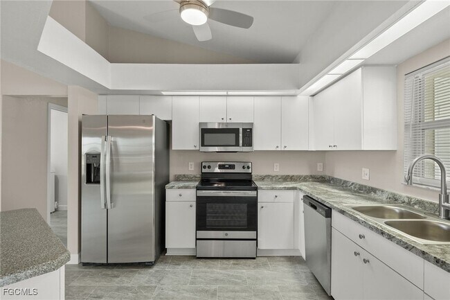 Building Photo - 3919 SW 14th Ave