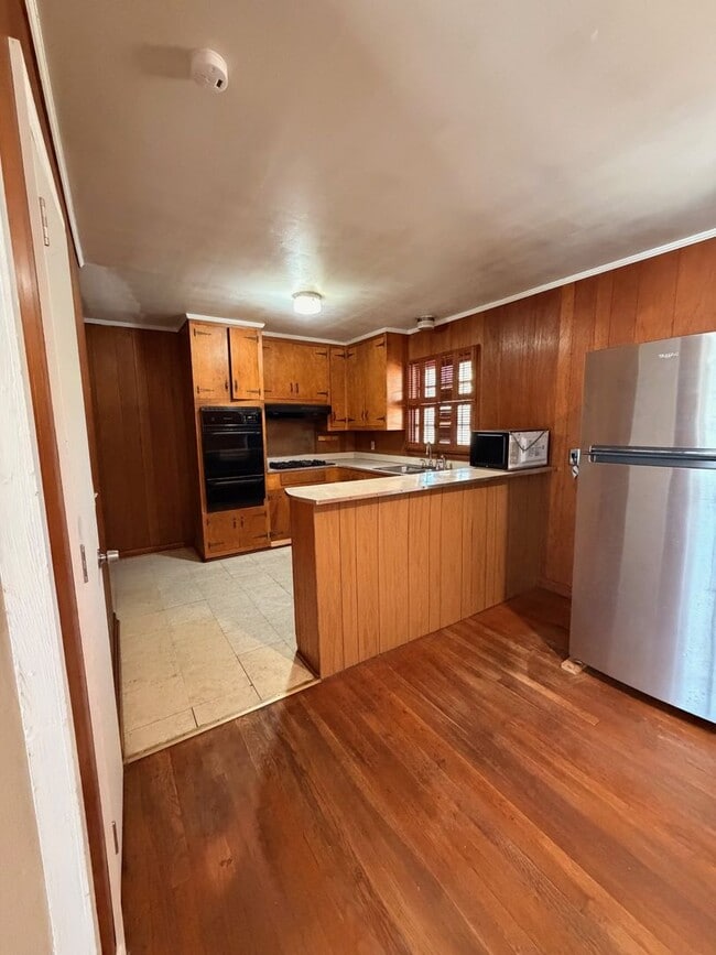 Building Photo - Fenced in Yard!