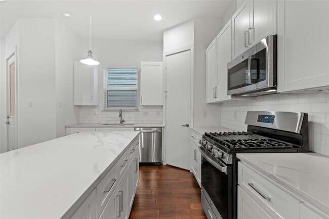 Building Photo - 847 Rachel St