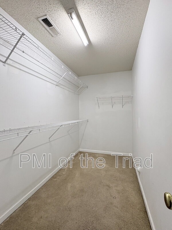 Building Photo - 152 Drewsbury Dr