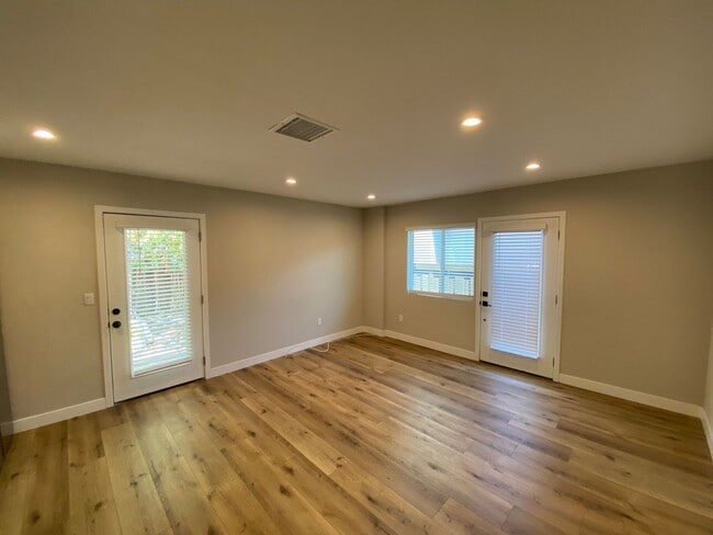 Building Photo - NEW 4BD/2BA!! Easy Walk to Campus