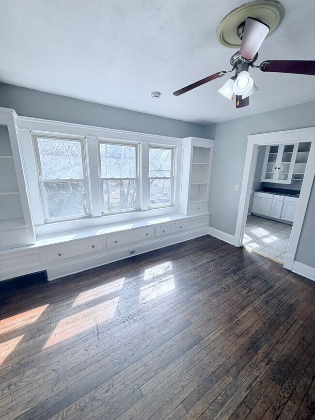 Building Photo - 1114 E 64th St