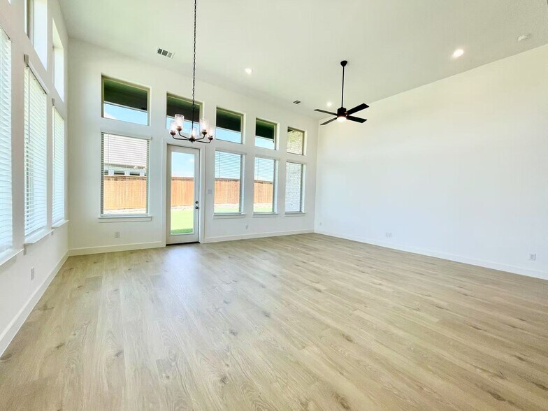 Building Photo - 15603 Valerian Trl