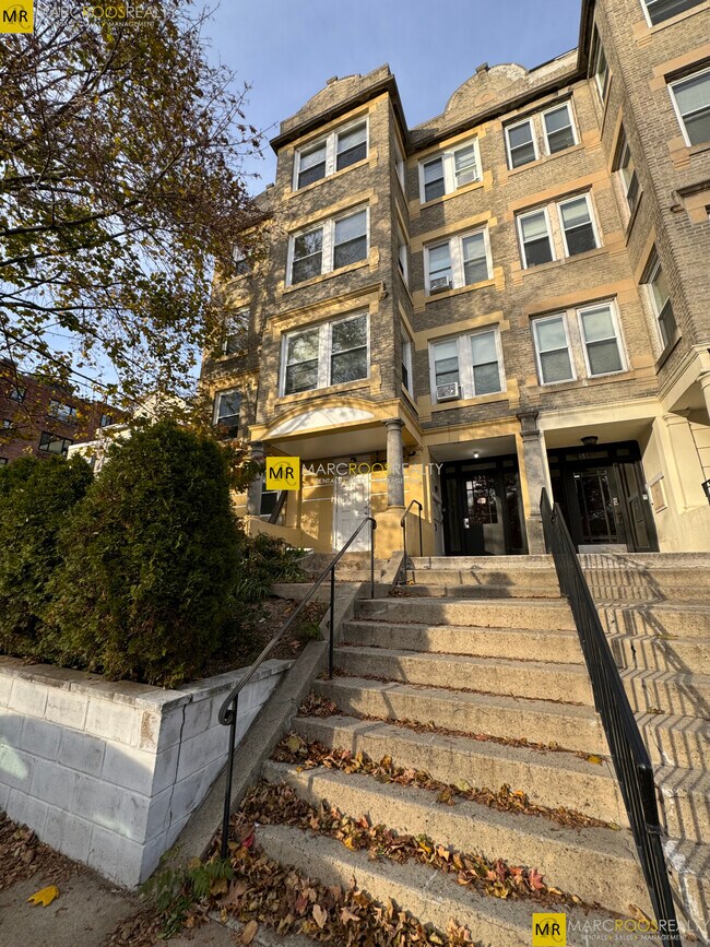 Building Photo - 59A Strathmore Rd