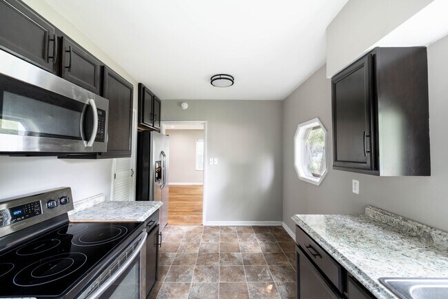 Building Photo - 3 Bed 2 Full Bath Available now at 52nd and Primrose!