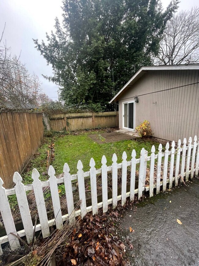 Building Photo - Pet Friendly 2 Bedroom in Lebanon!