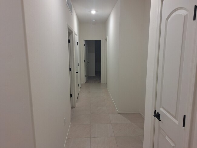 Building Photo - 945 W Calle Alta Curva